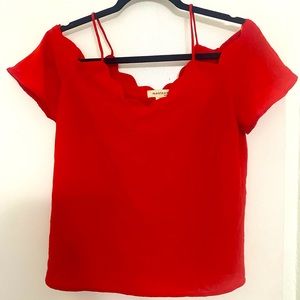 T-shirt size Medium (M) Bare shoulders , comfortable and cute for any occasion
